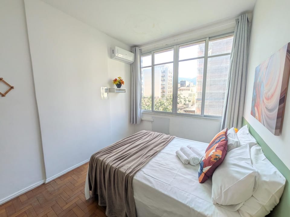 Quarto e Sala em Ipanema com localização privilegiada, próximo ao Leblon, 2 quadras da praia e 400m do metrô! Apartment in Rio de Janeiro