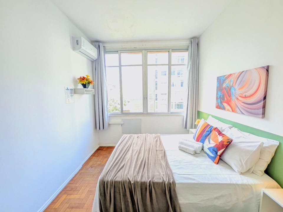 Quarto e Sala em Ipanema com localização privilegiada, próximo ao Leblon, 2 quadras da praia e 400m do metrô! Apartment in Rio de Janeiro