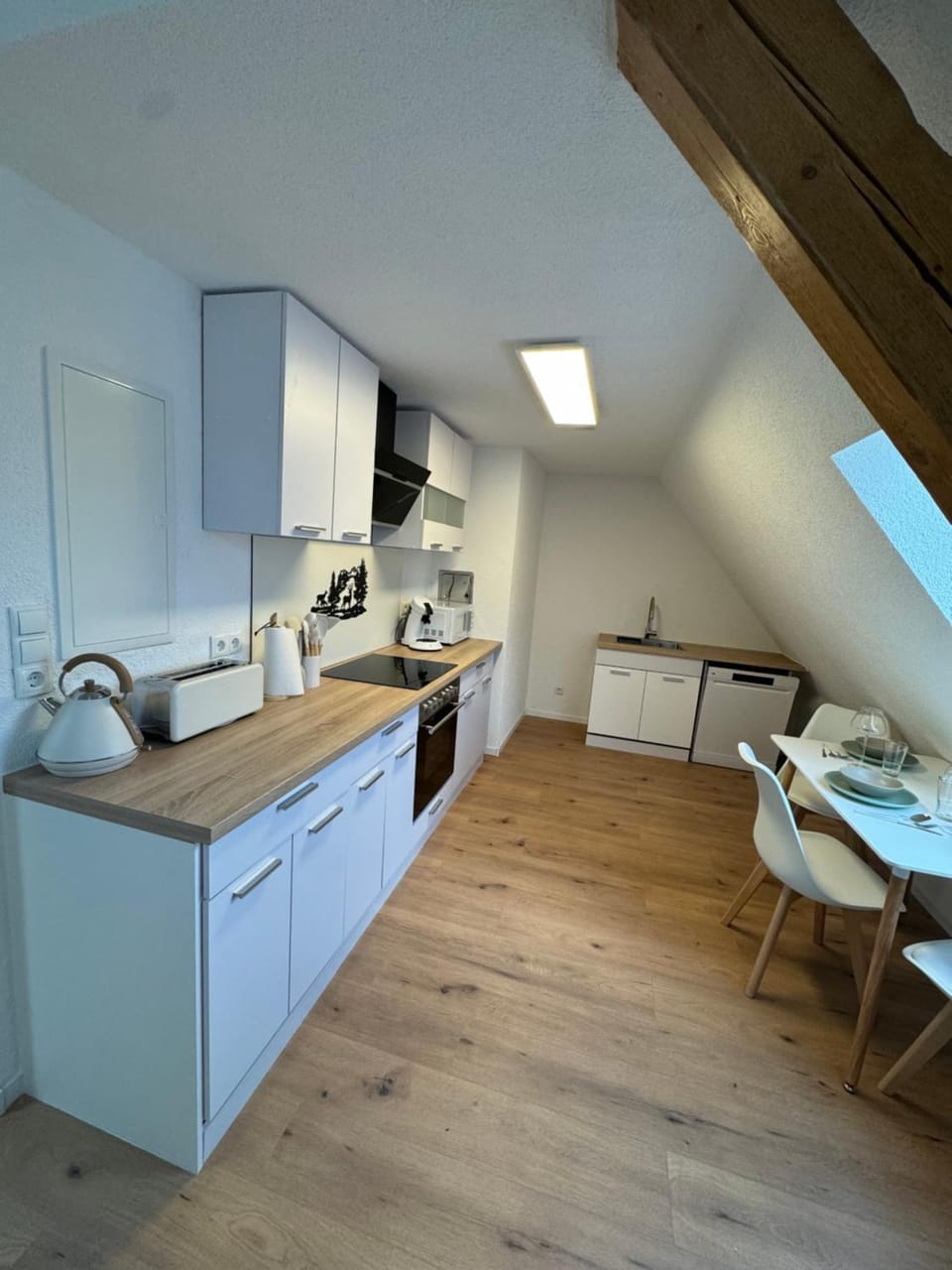 Coffee/tea facilities, Kitchen or kitchenette, Dining area, dishwasher, oven, stove, toaster, kitchen