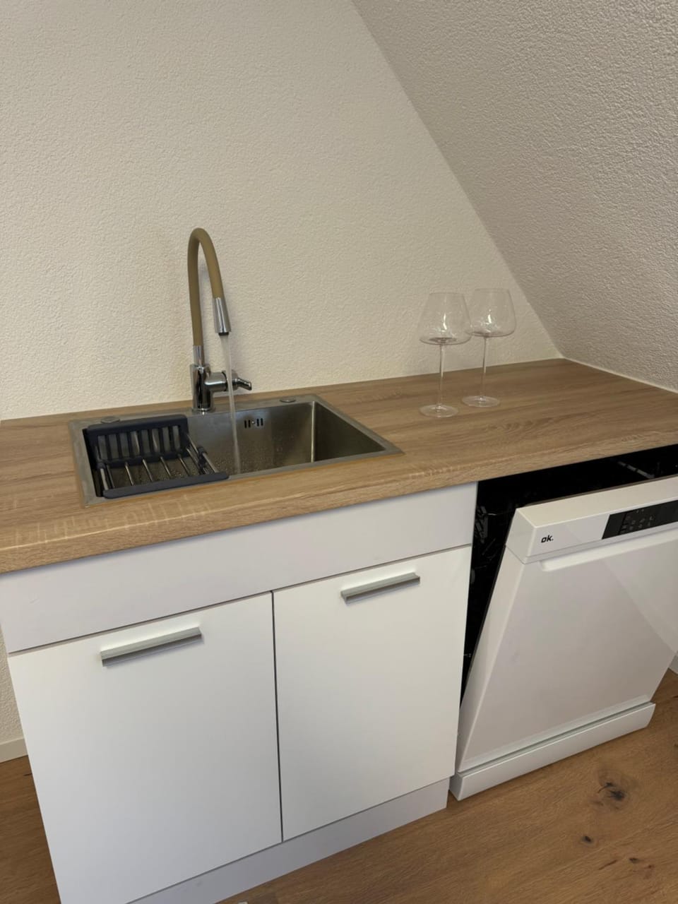 Kitchen or kitchenette, dishwasher