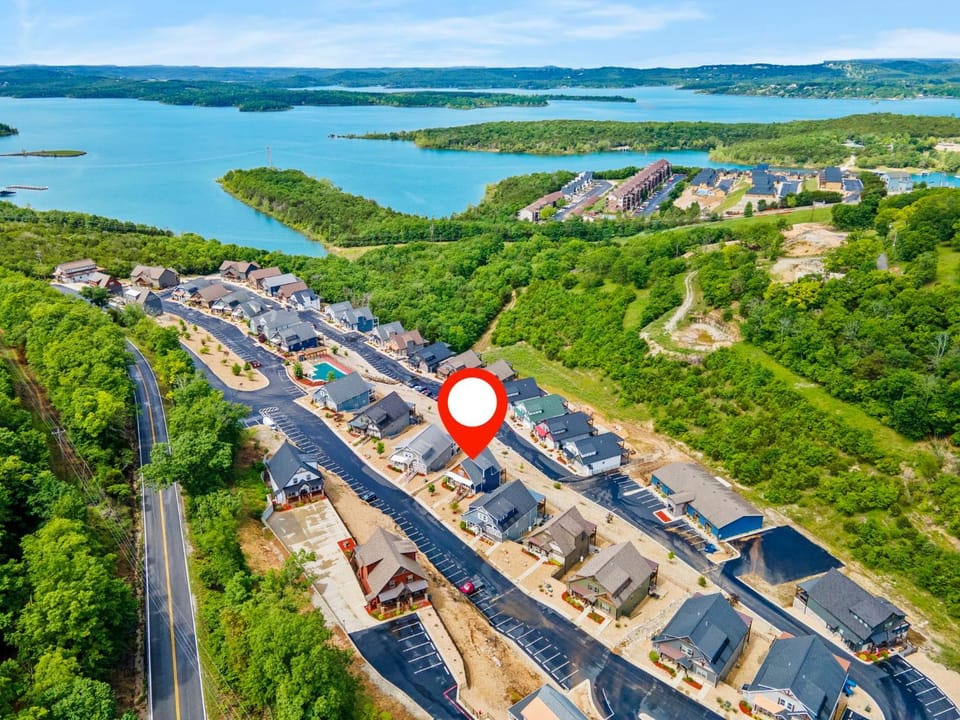 Double-Sided Fireplace, Lake Views, Daily Tickets to Local Attractions, Air Hockey! Nature lodge in Branson