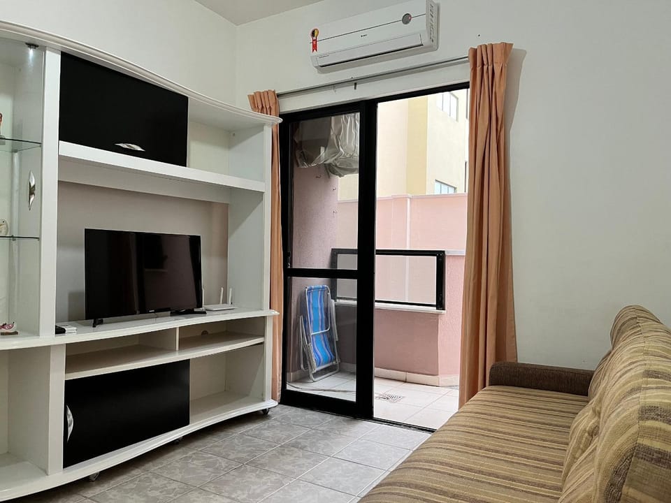 Communal lounge/ TV room, TV and multimedia, Living room, Seating area, air conditioner
