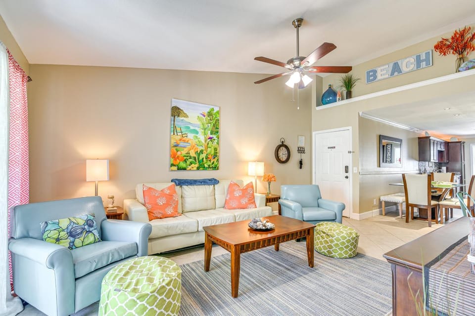Walk to Babe's Beach! 3rd-Floor Condo w/ Pool House in Galveston Island