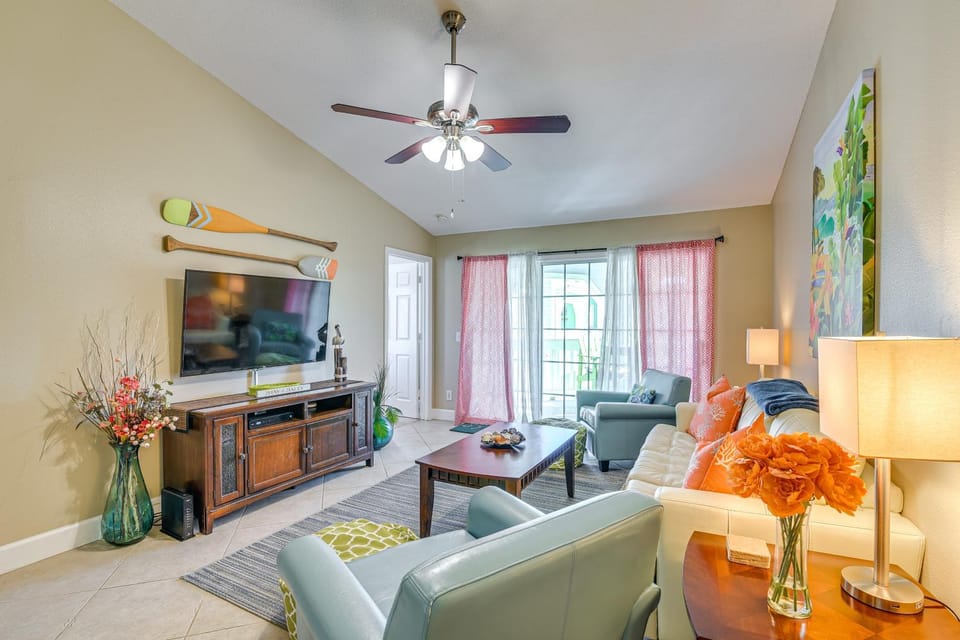 Walk to Babe's Beach! 3rd-Floor Condo w/ Pool House in Galveston Island