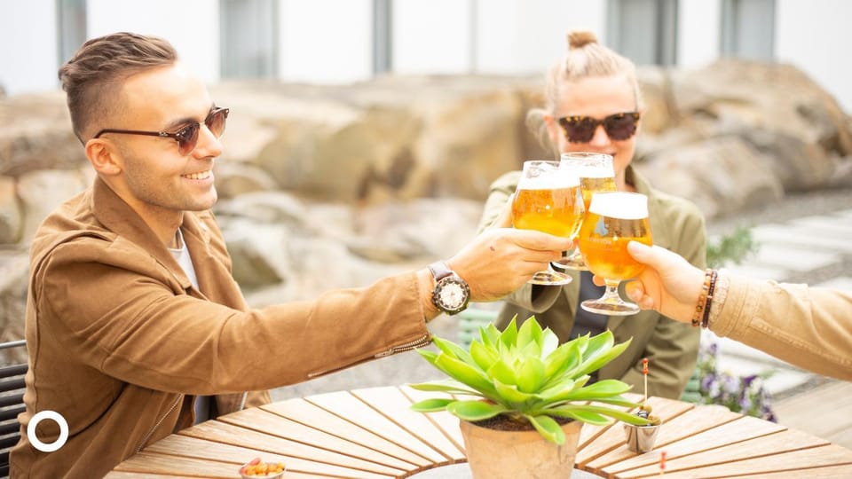Patio, Restaurant/places to eat, People