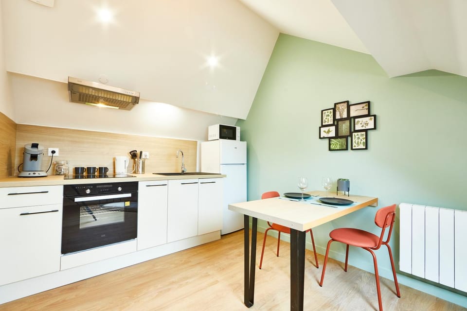 Coffee/tea facilities, Kitchen or kitchenette, Dining area, oven, stove