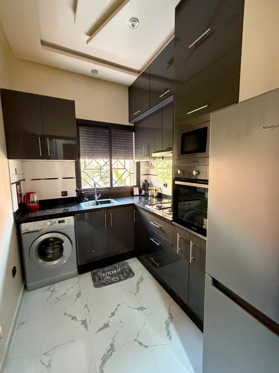 Kitchen or kitchenette, minibar, oven, stove, washing machine, dryer
