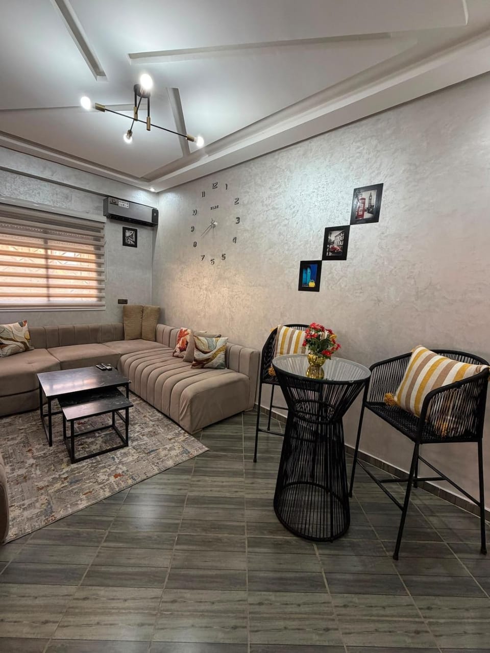 Bed, Living room, Photo of the whole room, Seating area, Dining area, air conditioner