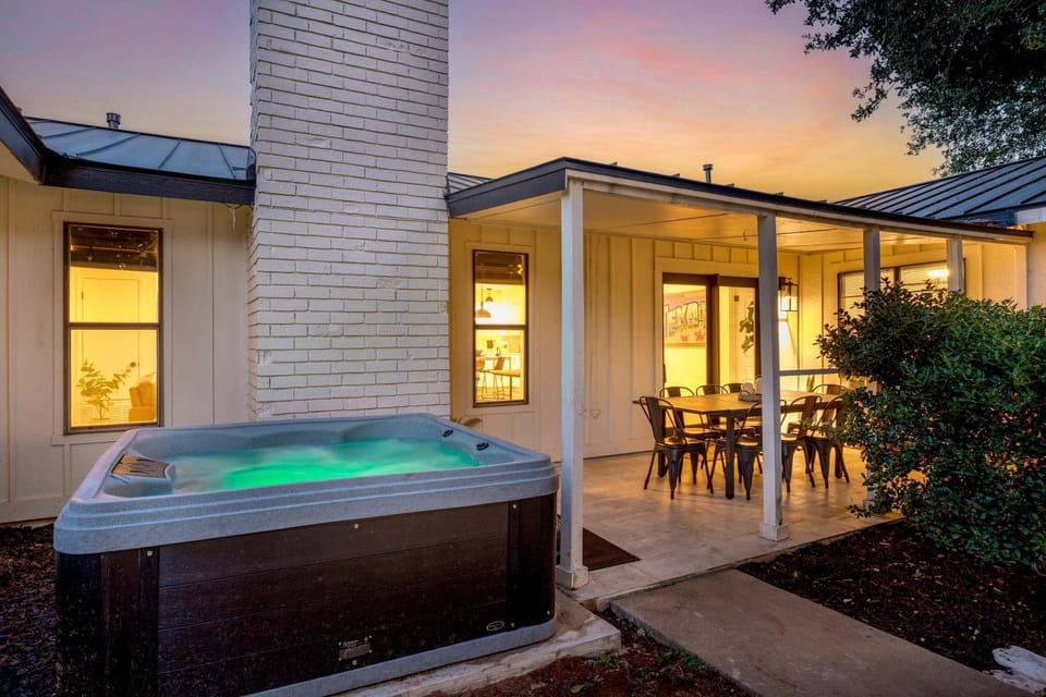 Home & Vine - Hot Tub Fire Pit & Outdoor Oasis House in Fredericksburg