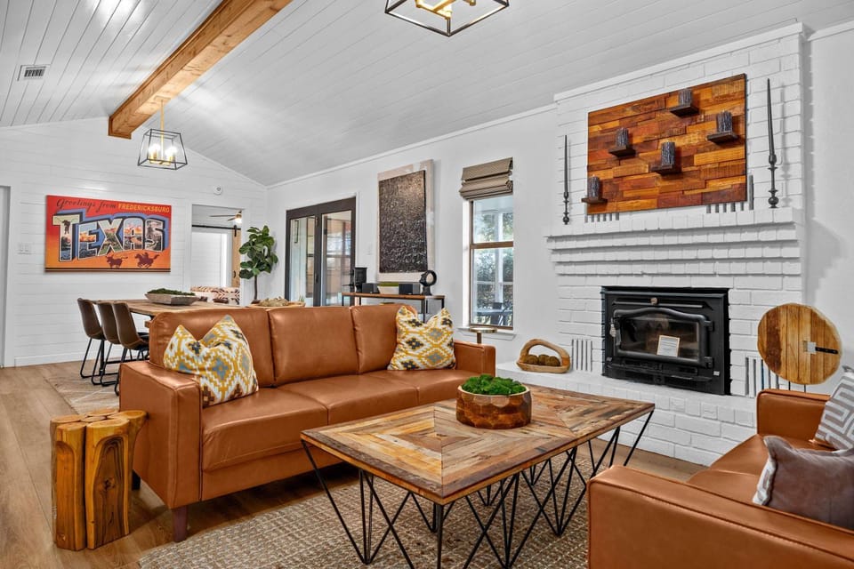 Home & Vine - Hot Tub Fire Pit & Outdoor Oasis House in Fredericksburg