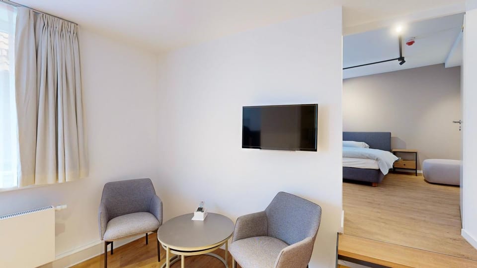 Bed, TV and multimedia, View (from property/room), Bedroom