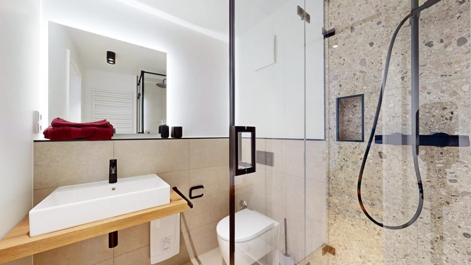 Shower, Toilet, Decorative detail, towels