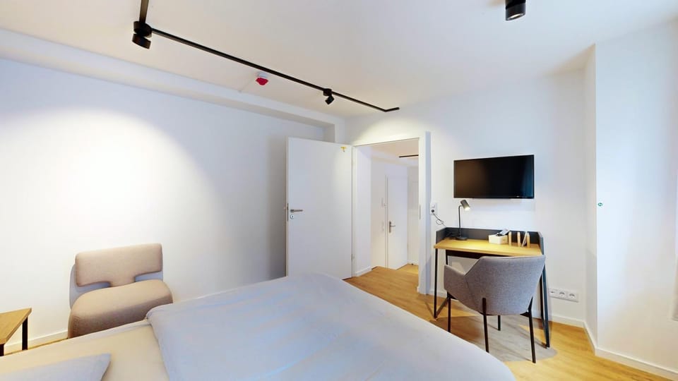 Bed, TV and multimedia, Seating area, Bedroom