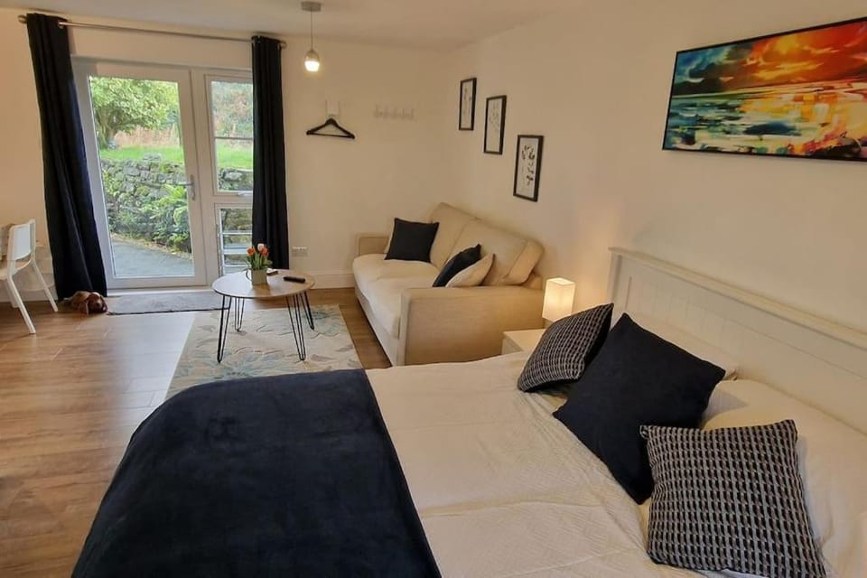 Bed, Seating area
