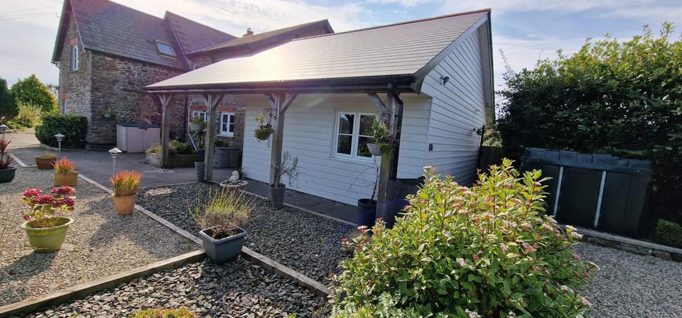 Property building, Day, Garden, Garden view