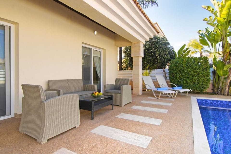 Garden, Seating area, Swimming pool