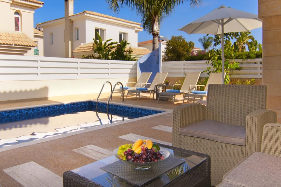 Patio, Pool view, Swimming pool, sunbed