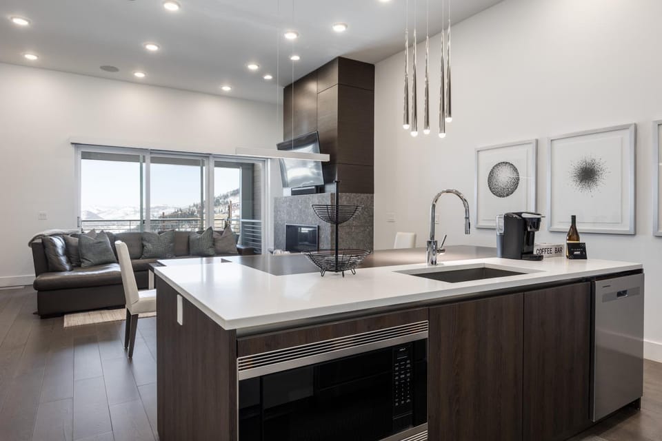 Canyons Village Beautiful 3 Bedroom, Private Hot Tub, Luxury Kitchen, Ski In and Ski Out Resort in Wasatch County