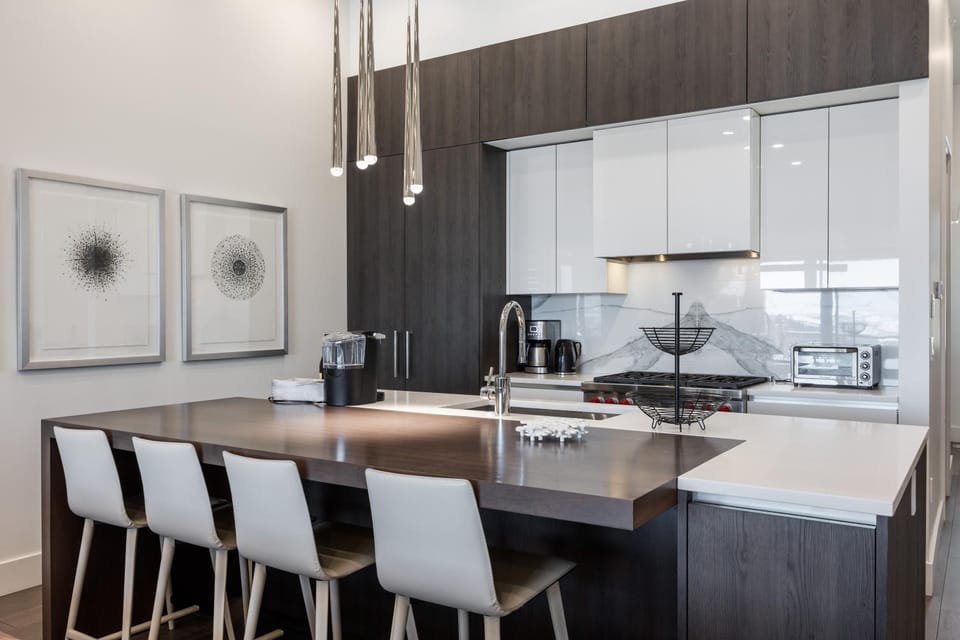 Canyons Village Beautiful 3 Bedroom, Private Hot Tub, Luxury Kitchen, Ski In and Ski Out Resort in Wasatch County