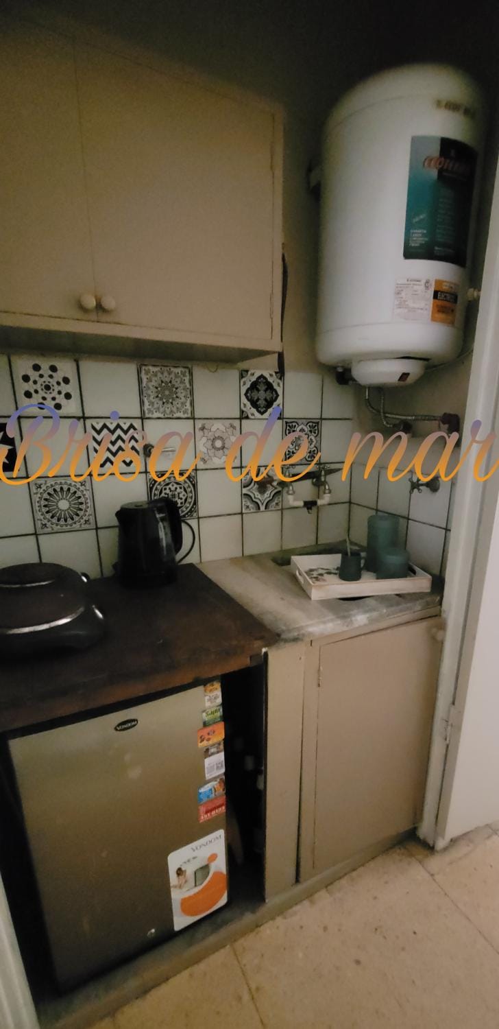 Kitchen or kitchenette, minibar