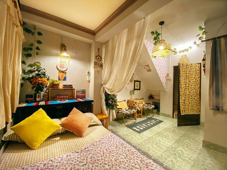 Bed, TV and multimedia, Photo of the whole room, Decorative detail, Seating area, Bedroom