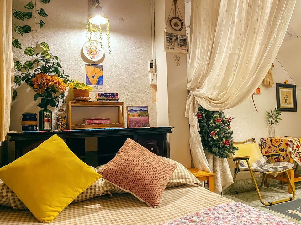 Bed, TV and multimedia, Photo of the whole room, Decorative detail, Seating area, Bedroom
