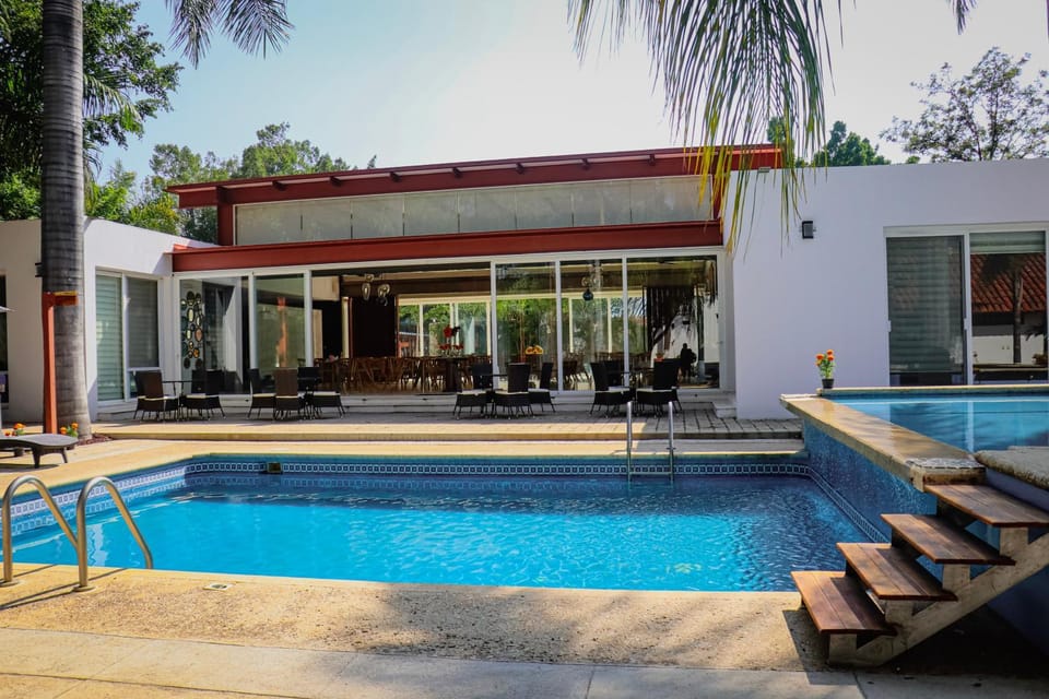 Property building, Restaurant/places to eat
