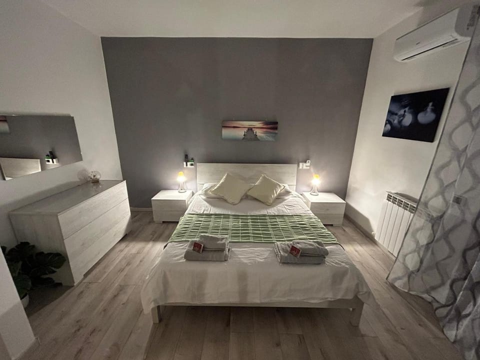 Bed, Bedroom, towels, wardrobe