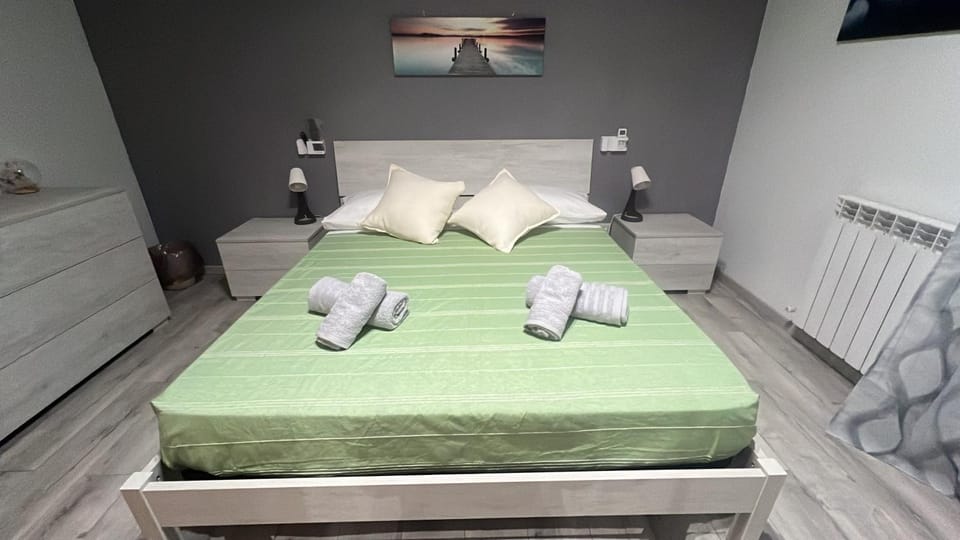 Bed, towels
