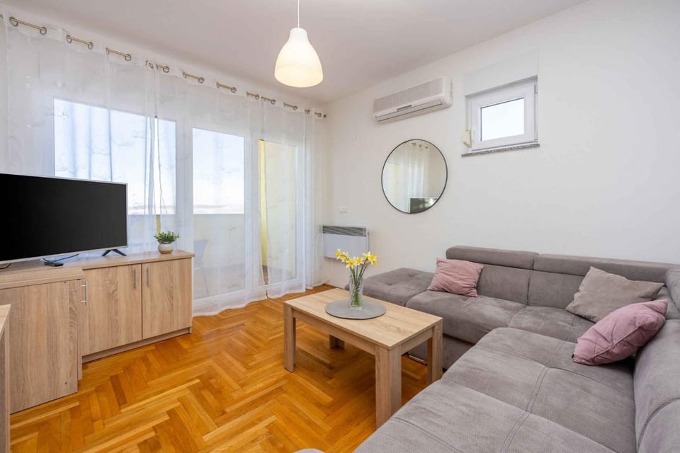 Summer, TV and multimedia, Living room, Seating area, air conditioner