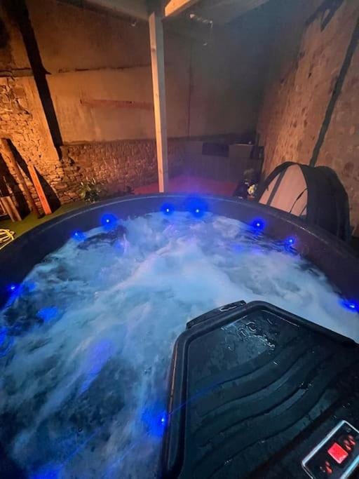 Atelier du spa jacuzzi illimité proche du mont saint Michel Apartment in Brittany
