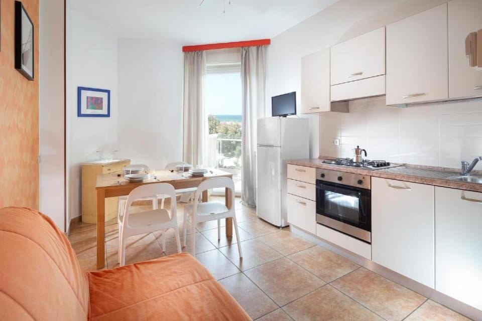 Kitchen or kitchenette, Living room, Seating area, Dining area, oven, stove
