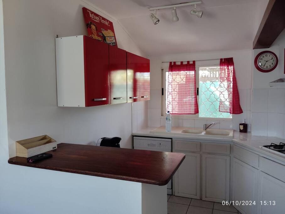 Coffee/tea facilities, Kitchen or kitchenette, Lounge or bar, Dining area, microwave, oven
