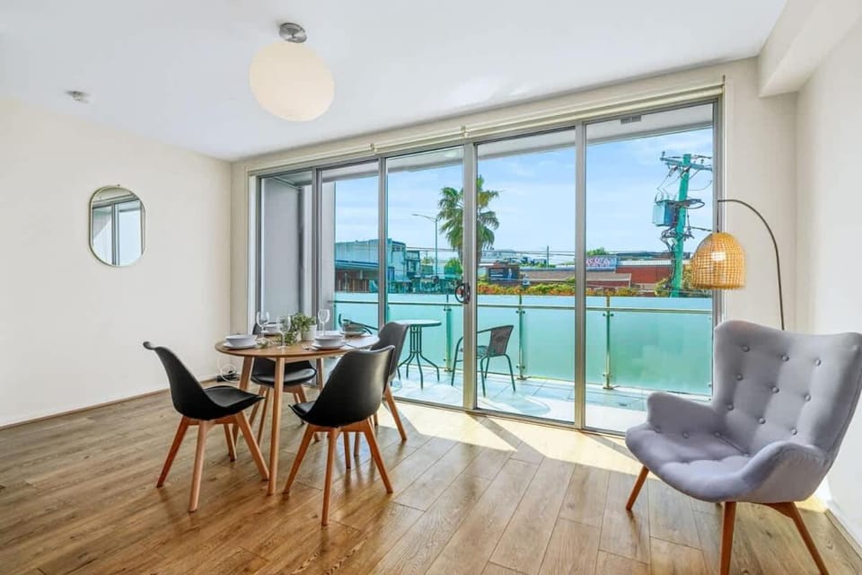 Perfect Location Cozy Townhouse McKinnon Station House in Melbourne