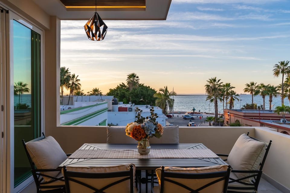 Natural landscape, Balcony/Terrace, Dining area, Sea view
