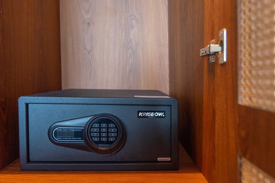 Bedroom, safe, wardrobe