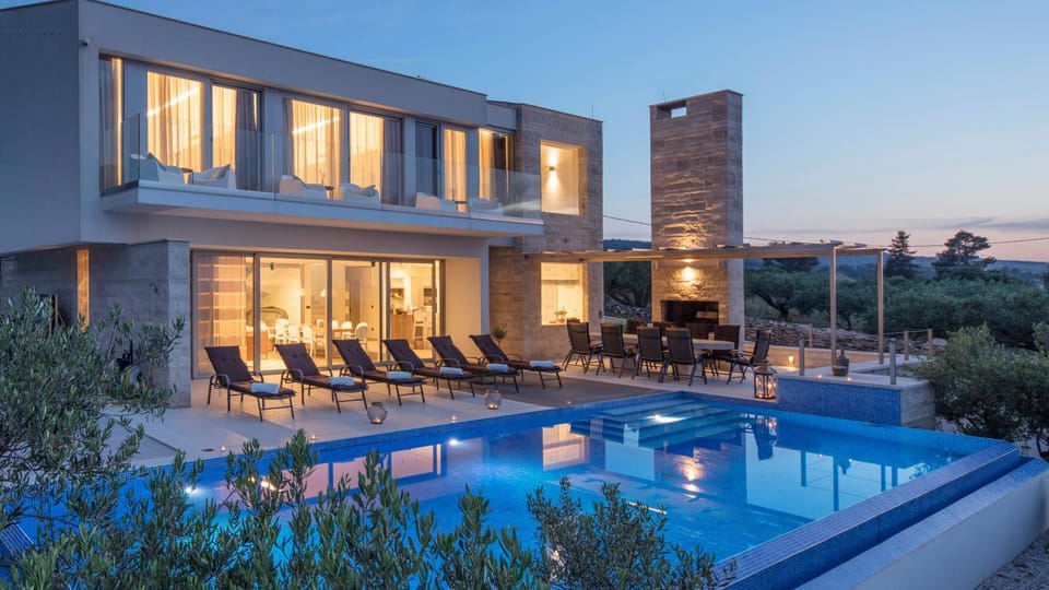 Property building, Balcony/Terrace, Pool view