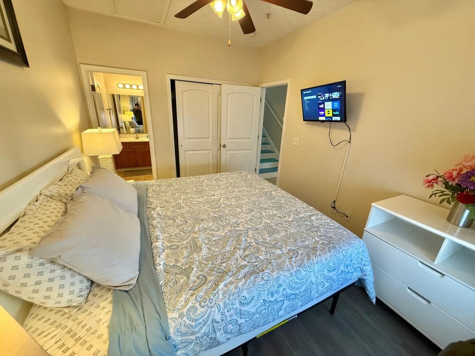 Spacious 3-BR Cottage, 2 Blocks To Beach House in Myrtle Beach