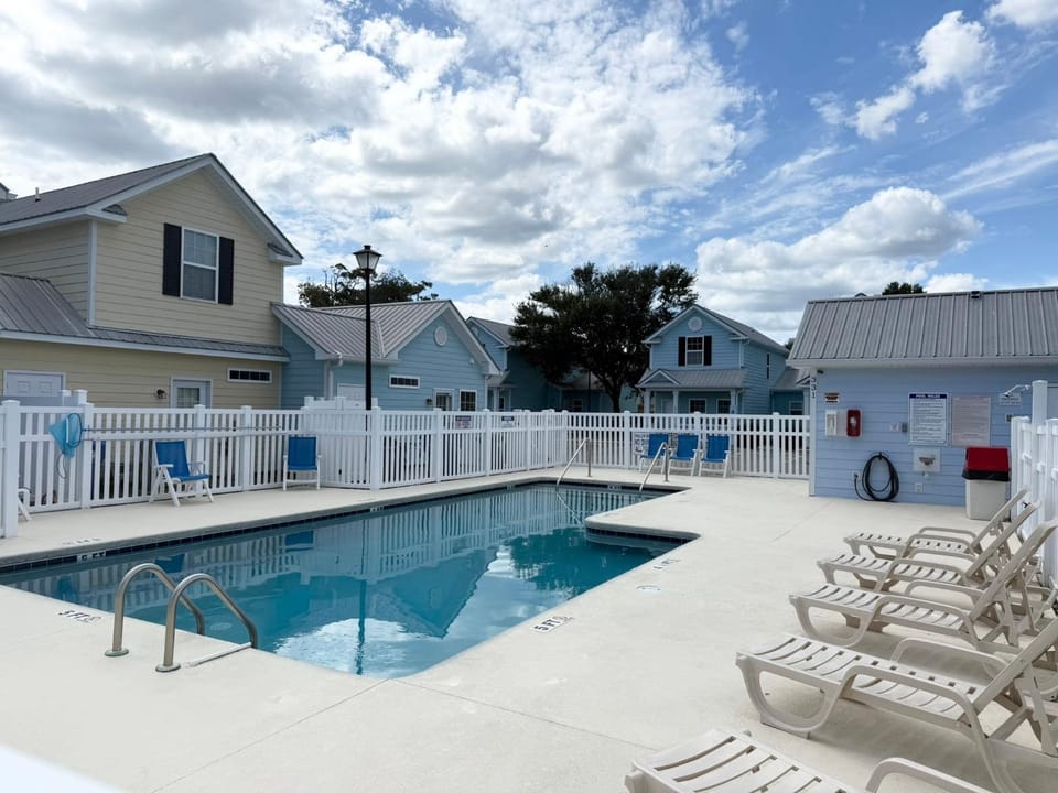 Spacious 3-BR Cottage, 2 Blocks To Beach House in Myrtle Beach