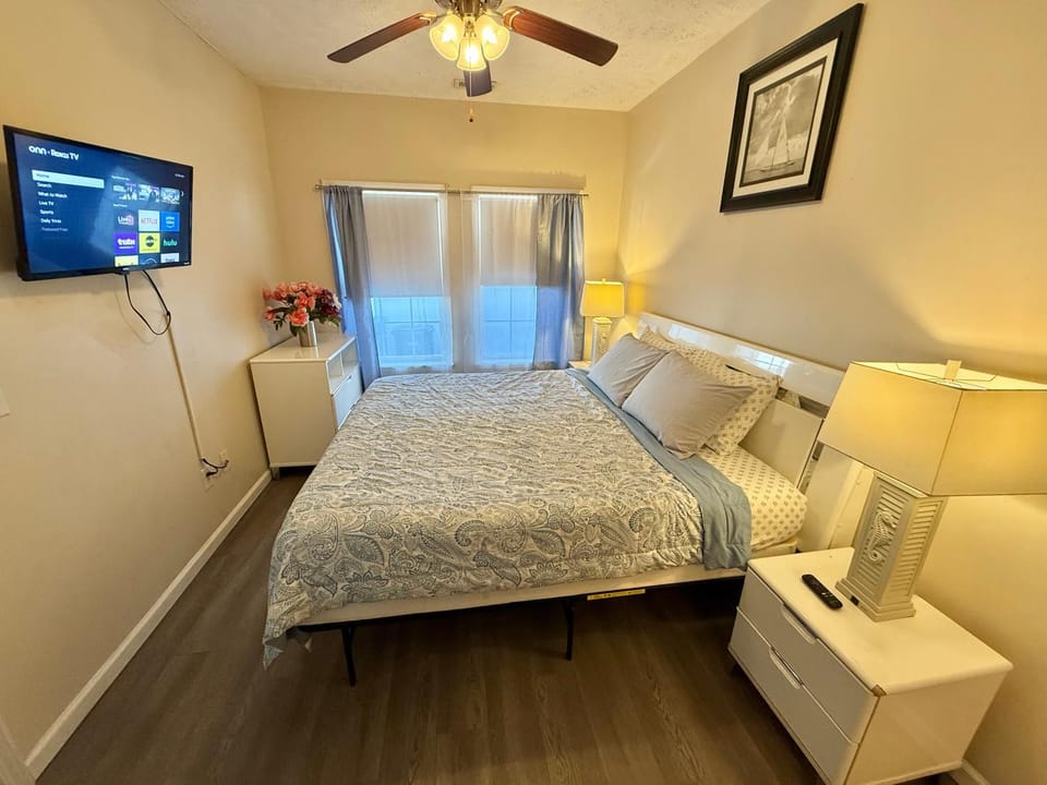 Spacious 3-BR Cottage, 2 Blocks To Beach House in Myrtle Beach