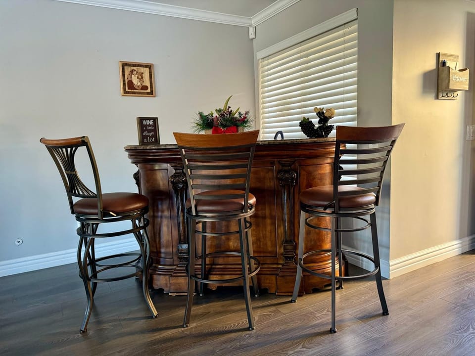 Lounge or bar, minibar
