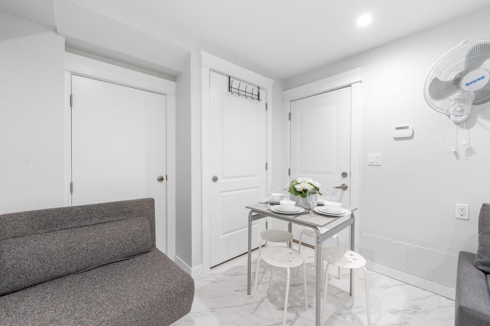 Cozy and Modern 2br guesthouse House in Vancouver