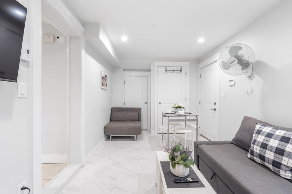 Cozy and Modern 2br guesthouse House in Vancouver