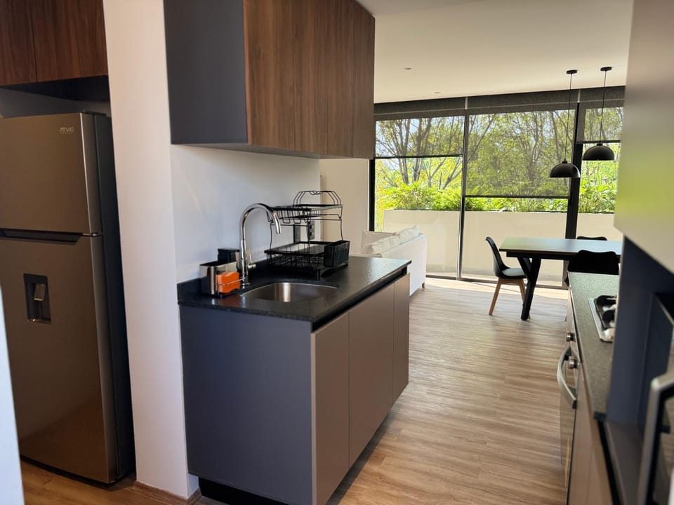 Coffee/tea facilities, Kitchen or kitchenette, stove