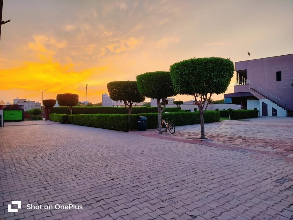 Property building, Restaurant/places to eat, Garden, Breakfast