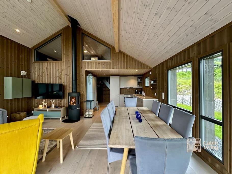 Modern cabin Skeikampen with ski-in out cross country trails & great view Cabin in Innlandet
