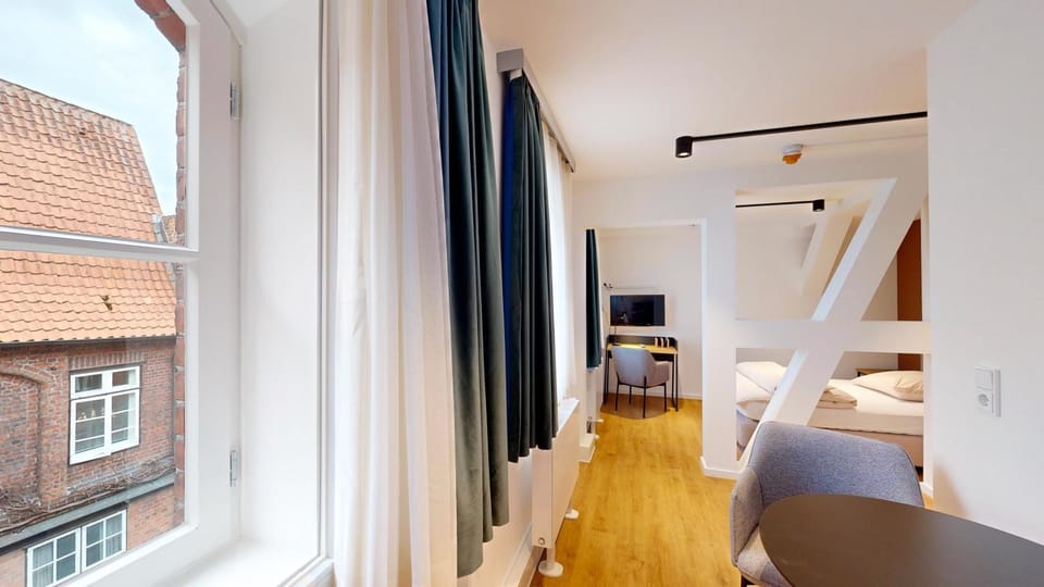 Bed, TV and multimedia, Photo of the whole room, Bedroom