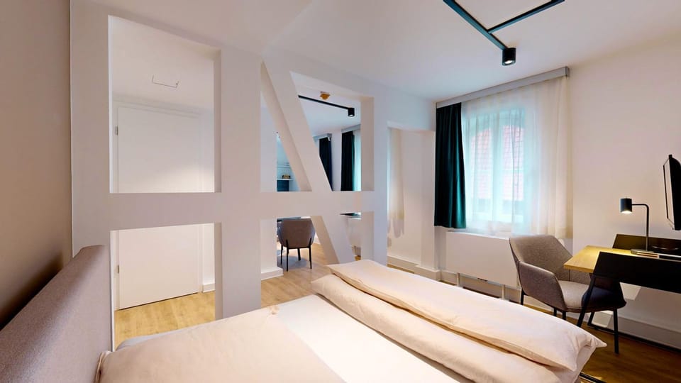 Bed, TV and multimedia, View (from property/room), Photo of the whole room, Seating area, Bedroom