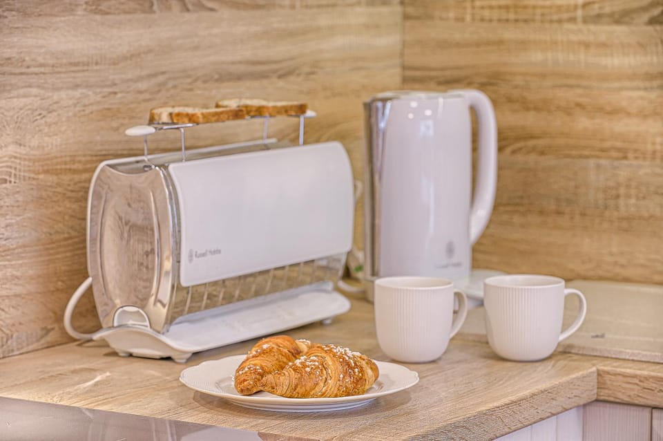 Coffee/tea facilities, Kitchen or kitchenette, Food, toaster