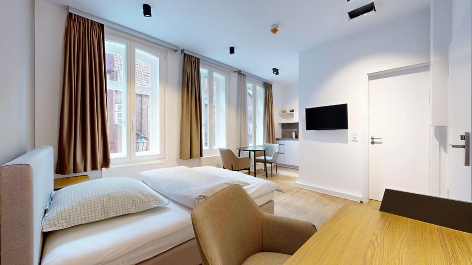 TV and multimedia, Living room, Seating area, Bedroom